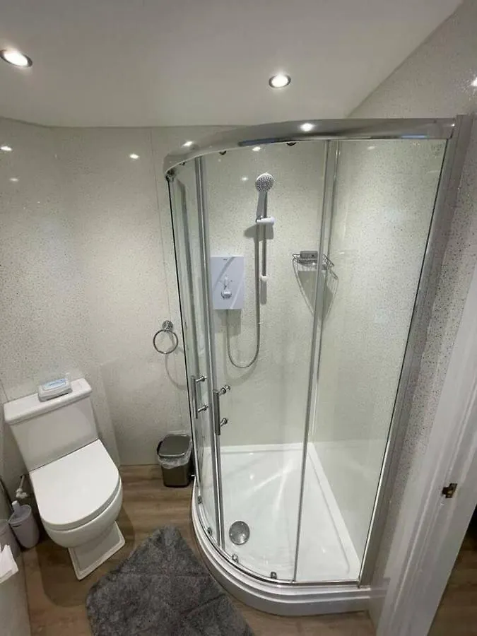 Modern 1 Bed Apartment 10 Mins To Leeds City Cent 0*, Leeds (West Yorkshire)